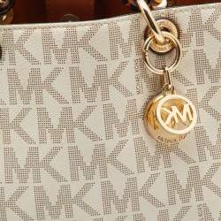 Pre Owned MICHAEL Michael Kors Vanilla/Brown Signature Coated Canvas Medium Cynthia Tote