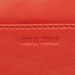 مملوكة مسبقًا محفظة ميو ميو كونتينيتال قلاب مزينة فيونكة جلد لامع مرجاني برتقالي 