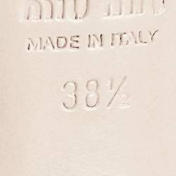 مملوكة مسبقًا Miu Miu Beige Satin Crystal Embellished Bow Slingback Pumps Size 38.5