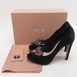 Pre Owned حذاء كعب عالي ميو ميو مقدمة مفتوحة بي في سي مرصع بالكرستال وأسود وساتان مقاس 39.5