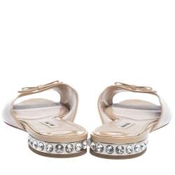 مملوكة مسبقًا صندل سلايد ميو ميو فلات كغب مرصع بالجواهر تفاصيل فيونكة جلد لامع بيج مقاس 41