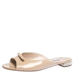 مملوكة مسبقًا صندل سلايد ميو ميو فلات كغب مرصع بالجواهر تفاصيل فيونكة جلد لامع بيج مقاس 41