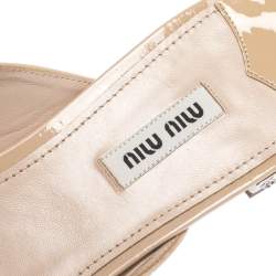 مملوكة مسبقًا صندل سلايد ميو ميو فلات كغب مرصع بالجواهر تفاصيل فيونكة جلد لامع بيج مقاس 41