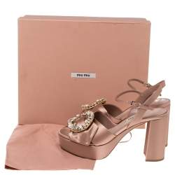 Pre Owned صندل ميو ميو ساتان بيج مزخرف نعل سميك كعب سميك مقاس 38