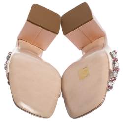 مملوكة مسبقًا صندل سلايد ميو ميو ساتان بيج مزخرف كريستال كعب مربع سميك مقاس 39