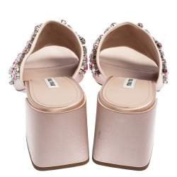 مملوكة مسبقًا صندل سلايد ميو ميو ساتان بيج مزخرف كريستال كعب مربع سميك مقاس 39