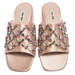 مملوكة مسبقًا صندل سلايد ميو ميو ساتان بيج مزخرف كريستال كعب مربع سميك مقاس 39