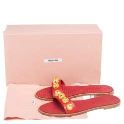 مملوكة مسبقًا صندل فلات ميو ميو جلد أحمر مرصع مقاس 36.5