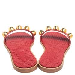 مملوكة مسبقًا صندل فلات ميو ميو جلد أحمر مرصع مقاس 36.5