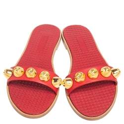 مملوكة مسبقًا صندل فلات ميو ميو جلد أحمر مرصع مقاس 36.5