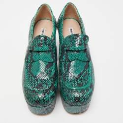 مملوكة مسبقًا Miu Miu Green Python Leather Embossed Platform Pumps Size 39 