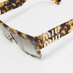 Pre Owned نظارة شمسية ميو ميو SMU 10W بنية/رمادية متدرجة إطار مربع