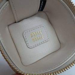 Pre Owned سلسلة مفاتيح و دلاية حقيبة ميو ميو ماتلاس (5TL527)