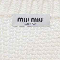 Pre Owned كارديغان ميو ميو تريكوه أبيض مع رقعة شعار مضلع مقاس كبير - لارج