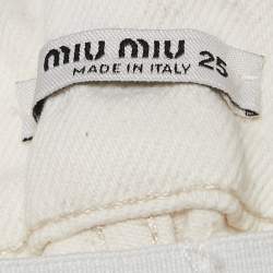 Pre Owned شورت ميو ميو دنيم أبيض ضارب إلى الرمادي بخصر مطاطي بلمسة متعبة بمقاس صغير - سمول