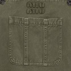 مملوكة مسبقًا جمبسوت ميو ميو دينيم مطبقة بشعار أخضر مقاس صغير جداً (إكس صغير)