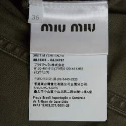 مملوكة مسبقًا جمبسوت ميو ميو دينيم مطبقة بشعار أخضر مقاس صغير جداً (إكس صغير)