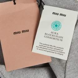 Pre Owned فستان ميو ميو ميني حياكة مضلعة برقعة شعار رمادي حجم صغير