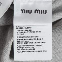 Pre Owned فستان ميو ميو ميني حياكة مضلعة برقعة شعار رمادي حجم صغير