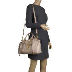 مملوكة مسبقًا حقيبة ميو ميو يد علوية مكشكشة لوكس جلد لامع بيج