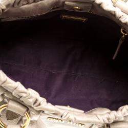 مملوكة مسبقًا حقيبة ميو ميو يد علوية مكشكشة لوكس جلد لامع بيج