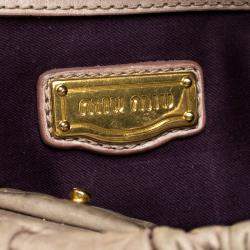 مملوكة مسبقًا حقيبة ميو ميو يد علوية مكشكشة لوكس جلد لامع بيج