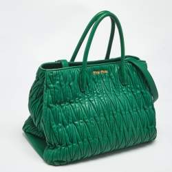 مملوكة مسبقًا حقيبة ميو ميو جلد ماتيلس أخضر بغطاء كبس