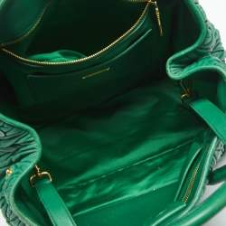 مملوكة مسبقًا حقيبة ميو ميو جلد ماتيلس أخضر بغطاء كبس