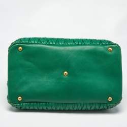 مملوكة مسبقًا حقيبة ميو ميو جلد ماتيلس أخضر بغطاء كبس