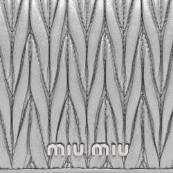 Pre Owned محفظة ميو ميو جلد ماتيلاسي فضية بسلسلة