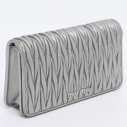 Pre Owned محفظة ميو ميو جلد ماتيلاسي فضية بسلسلة