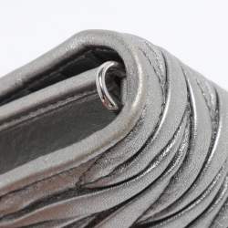 Pre Owned محفظة ميو ميو جلد ماتيلاسي فضية بسلسلة