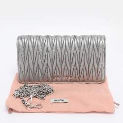 Pre Owned محفظة ميو ميو جلد ماتيلاسي فضية بسلسلة