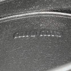 Pre Owned محفظة ميو ميو جلد ماتيلاسي فضية بسلسلة