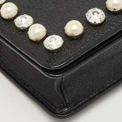 مملوكة مسبقًا حقيبة ميوميو جلد أسود مزخرف لؤلؤ وكريستال