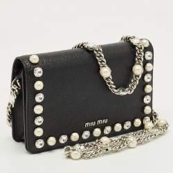 مملوكة مسبقًا حقيبة ميوميو جلد أسود مزخرف لؤلؤ وكريستال