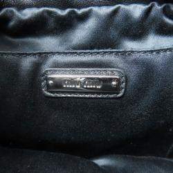 مملوكة مسبقًا حقيبة كتف ميو ميو جلد مزينة بالمسامير