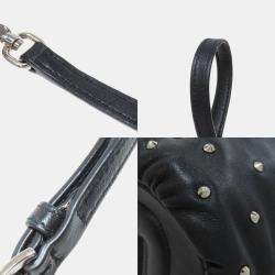 مملوكة مسبقًا حقيبة كتف ميو ميو جلد مزينة بالمسامير