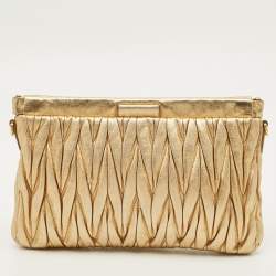 Pre Owned حقيبة كلتش ميو ميو جلد ماتيلاسيه ذهبية بإطار وحزام