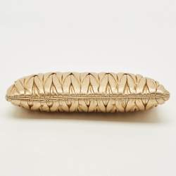 Pre Owned حقيبة كلتش ميو ميو جلد ماتيلاسيه ذهبية بإطار وحزام