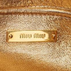 Pre Owned حقيبة كلتش ميو ميو جلد ماتيلاسيه ذهبية بإطار وحزام