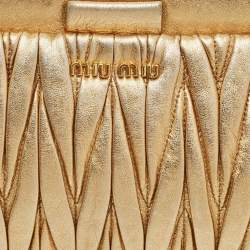 Pre Owned حقيبة كلتش ميو ميو جلد ماتيلاسيه ذهبية بإطار وحزام