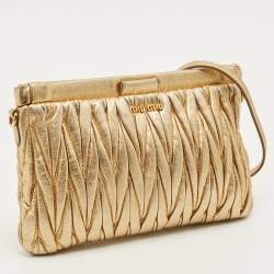 Pre Owned حقيبة كلتش ميو ميو جلد ماتيلاسيه ذهبية بإطار وحزام