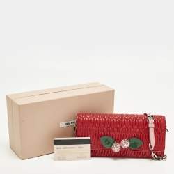 مملوكة مسبقًا محفظة بسلسلة ميو ميو جلد مبطنة كريستال أحمر