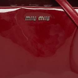 مملوكة مسبقًا حقيبة يد علوية ميو ميو جلد وبراءة اختراع حمراء