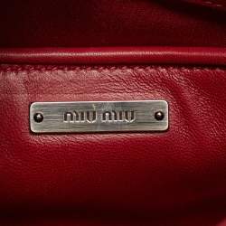 مملوكة مسبقًا حقيبة يد علوية ميو ميو جلد وبراءة اختراع حمراء