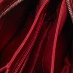 مملوكة مسبقًا حقيبة يد علوية ميو ميو جلد وبراءة اختراع حمراء