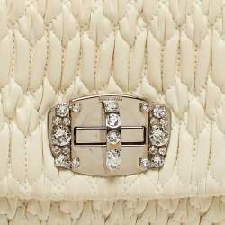 مملوكة مسبقًا حقيبة كتف ميو ميو جلد أبيض ماتيلاسي بغطاء كريستال