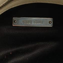 مملوكة مسبقًا حقيبة كتف ميو ميو جلد أبيض ماتيلاسي بغطاء كريستال