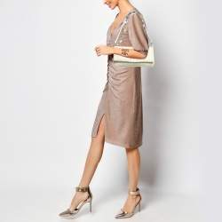 مملوكة مسبقًا حقيبة كتف ميو ميو جلد أبيض ماتيلاسي بغطاء كريستال